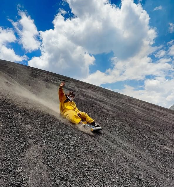 Mishel haciendo sandboarding en Cerro Negro, Nicaragua